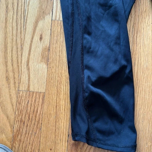 Lululemon 6 Train Times Crop (17") Black great pre owned condition, mesh detail - Picture 5 of 13